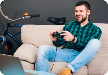 Joven hombre jugando juegos