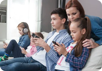 Imagen de familia, todos conectados a un dispositivo